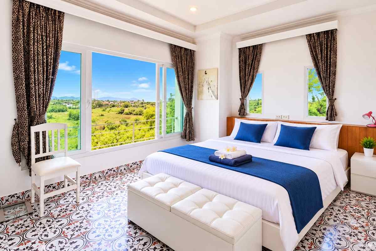BSKY Top floor – Stunning Sea & Mountain Views
